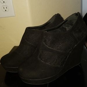 Black lace wedged shoes